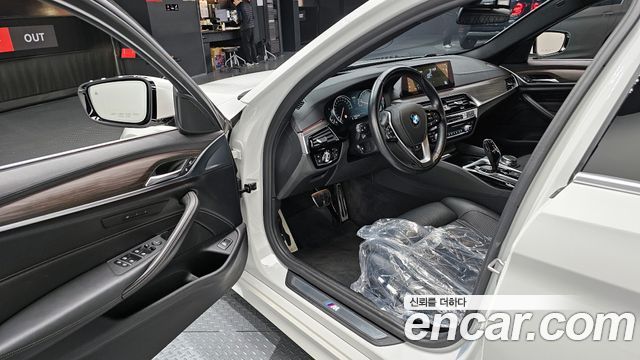BMW 5-Series 2018 — photo 11