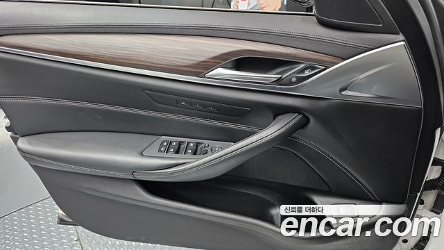 BMW 5-Series 2018 — photo 14