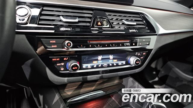 BMW 5-Series 2018 — photo 16