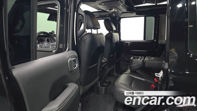 Jeep Wrangler 2021 — photo 11