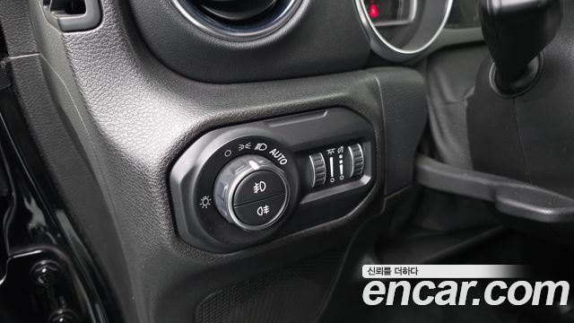 Jeep Wrangler 2021 — photo 12