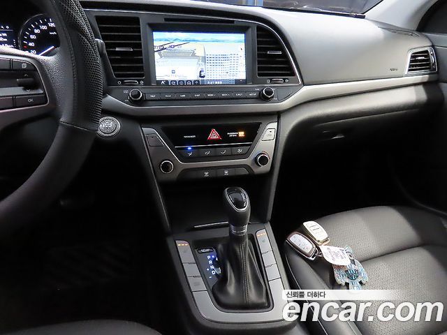 Hyundai AVANTE 2017 — photo 11