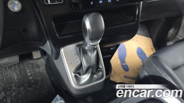 Hyundai Staria 2023 — photo 9