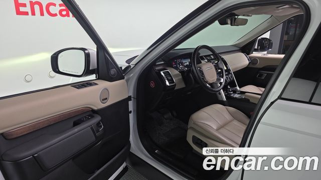 Land Rover Discovery 2019 — photo 11