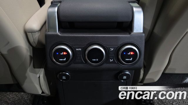 Land Rover Discovery 2019 — photo 17
