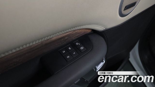 Land Rover Discovery 2019 — photo 18