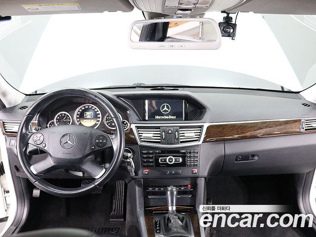 Mercedes-Benz E-Class 2011 — photo 7