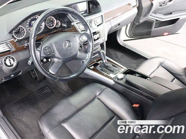 Mercedes-Benz E-Class 2011 — photo 8