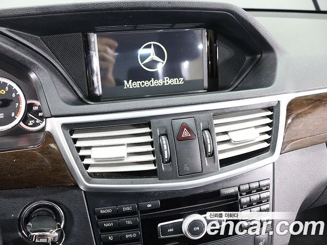 Mercedes-Benz E-Class 2011 — photo 9
