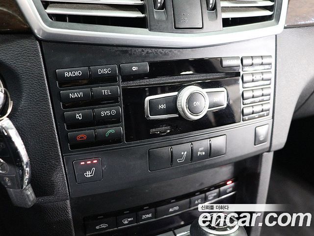 Mercedes-Benz E-Class 2011 — photo 11
