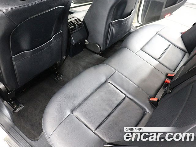 Mercedes-Benz E-Class 2011 — photo 13