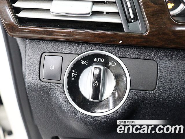 Mercedes-Benz E-Class 2011 — photo 14