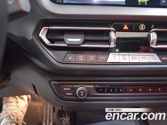 BMW 1-Series 2022 — photo 14
