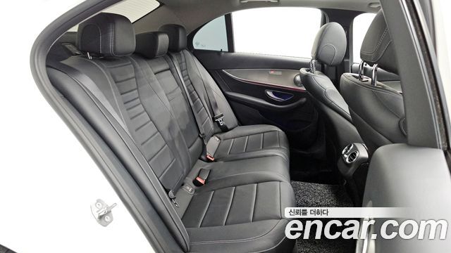Mercedes-Benz E-Class 2018 — photo 17