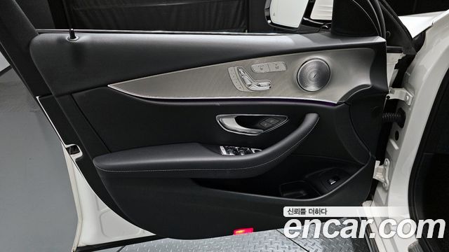 Mercedes-Benz E-Class 2018 — photo 14