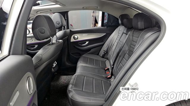 Mercedes-Benz E-Class 2018 — photo 16