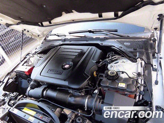 Jaguar XE 2017 — photo 6