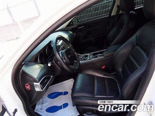Jaguar XE 2017 — photo 10