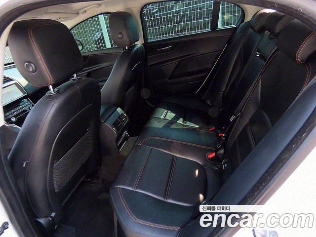 Jaguar XE 2017 — photo 11