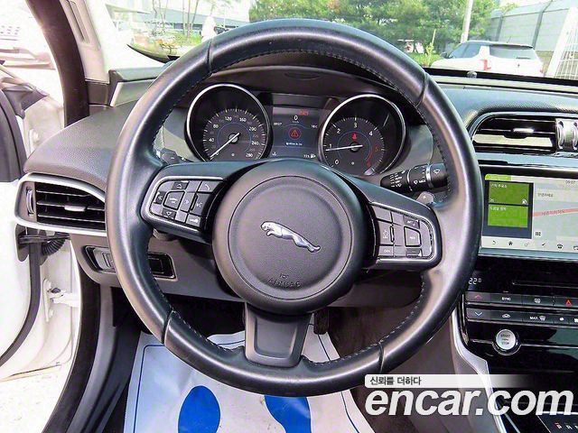 Jaguar XE 2017 — photo 12