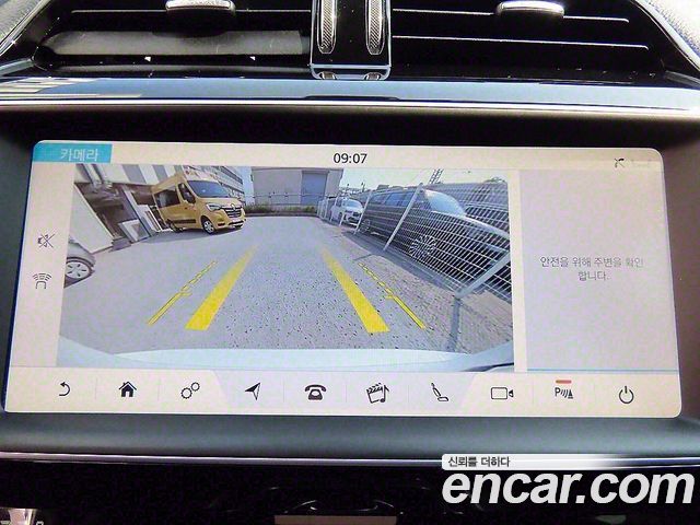 Jaguar XE 2017 — photo 17