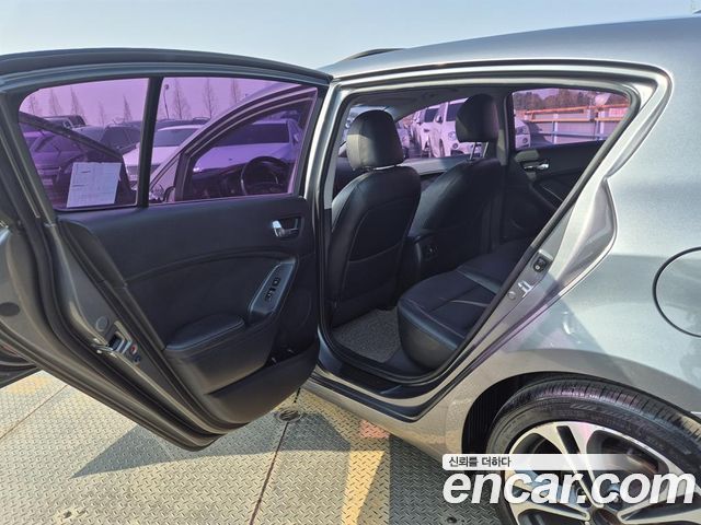 Kia K3 2014 — photo 10