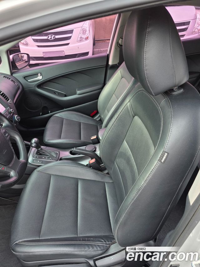 Kia K3 2015 — photo 11