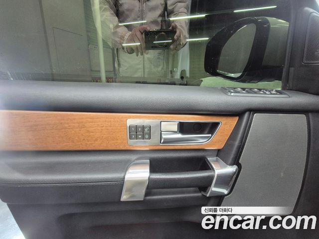 Land Rover Discovery 2015 — photo 10