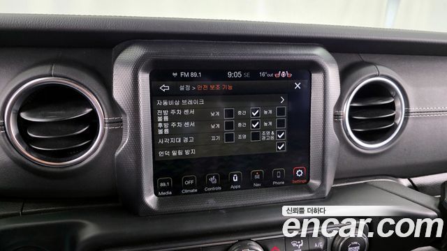 Jeep Wrangler 2021 — photo 16