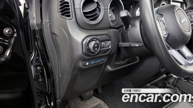 Jeep Wrangler 2021 — photo 17