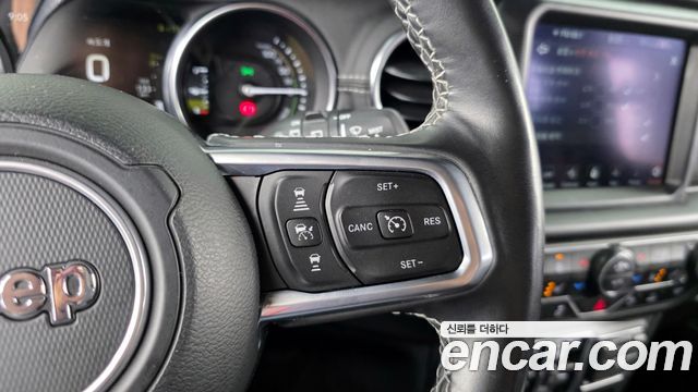 Jeep Wrangler 2021 — photo 18