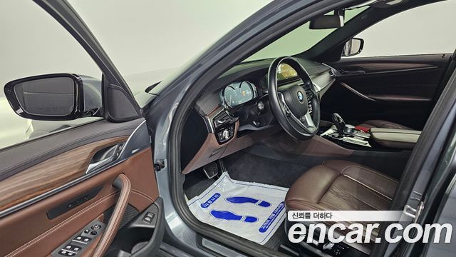 BMW 5-Series 2018 — photo 10