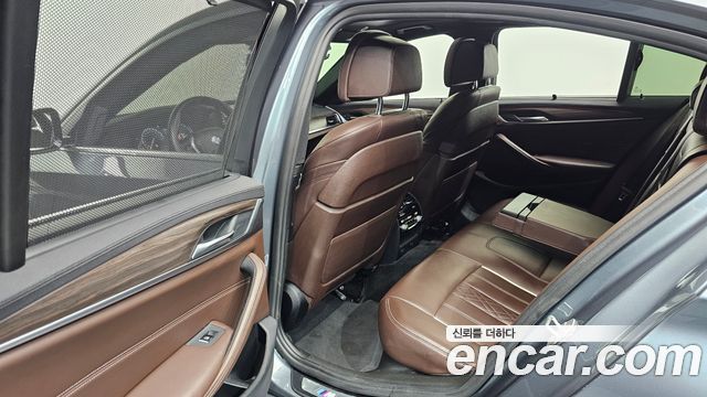 BMW 5-Series 2018 — photo 11