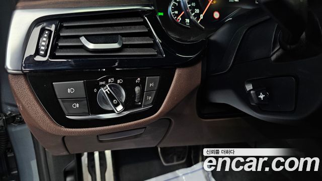 BMW 5-Series 2018 — photo 14