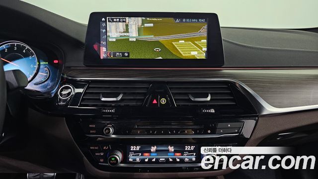 BMW 5-Series 2018 — photo 16