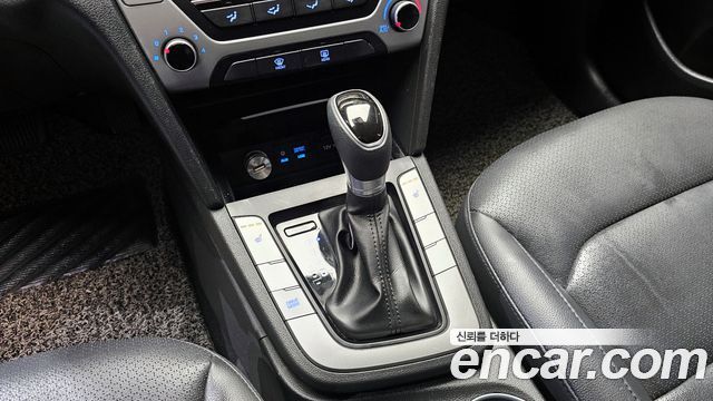 Hyundai AVANTE 2018 — photo 11