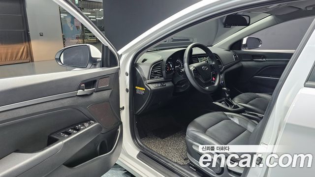 Hyundai AVANTE 2018 — photo 12