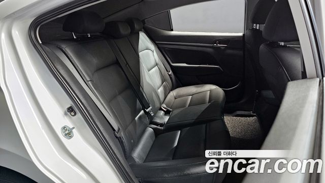 Hyundai AVANTE 2018 — photo 16