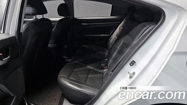 Hyundai AVANTE 2018 — photo 17