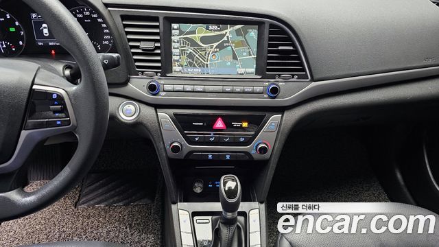 Hyundai AVANTE 2018 — photo 19