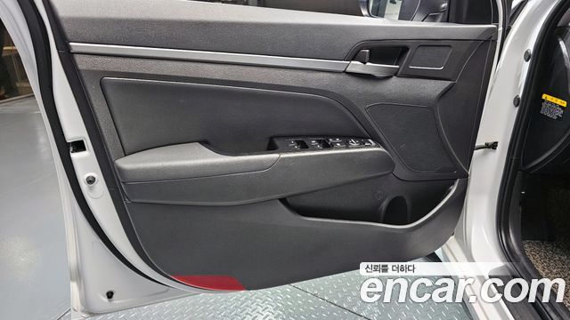 Hyundai AVANTE 2018 — photo 13