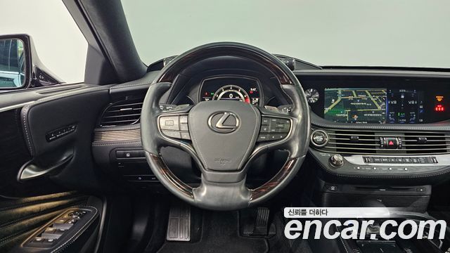 Lexus LS 2018 — photo 12