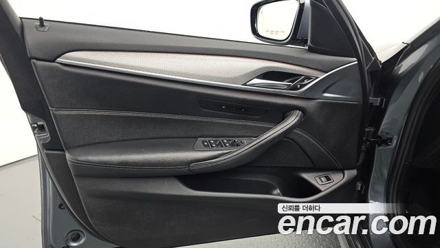 BMW 5-Series 2017 — photo 14