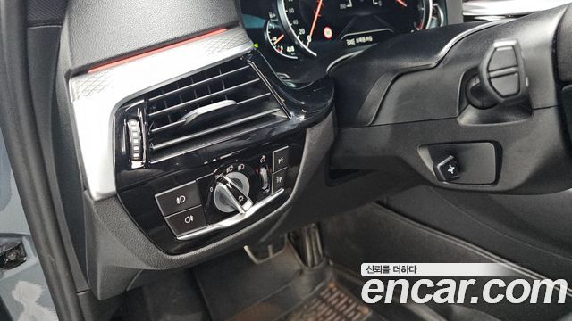 BMW 5-Series 2017 — photo 28