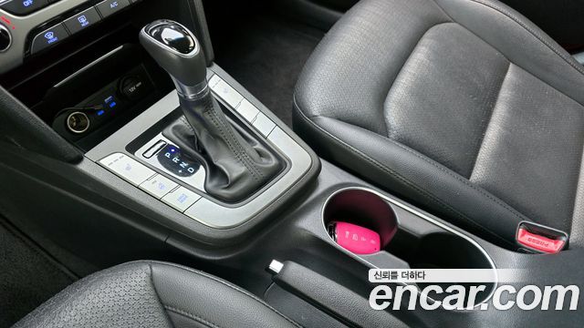 Hyundai AVANTE 2016 — photo 12