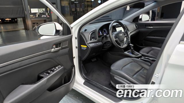 Hyundai AVANTE 2016 — photo 13