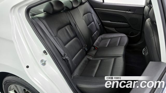 Hyundai AVANTE 2016 — photo 17