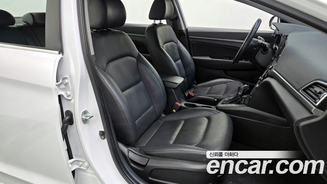 Hyundai AVANTE 2016 — photo 18