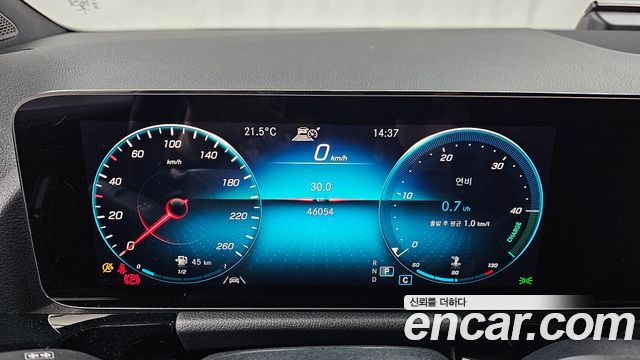 Mercedes-Benz GLA-Class 2021 — photo 11