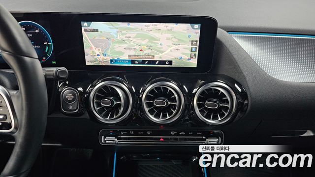 Mercedes-Benz GLA-Class 2021 — photo 21